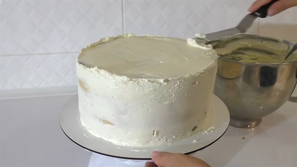 Покрываем торт первым слоем белого крема